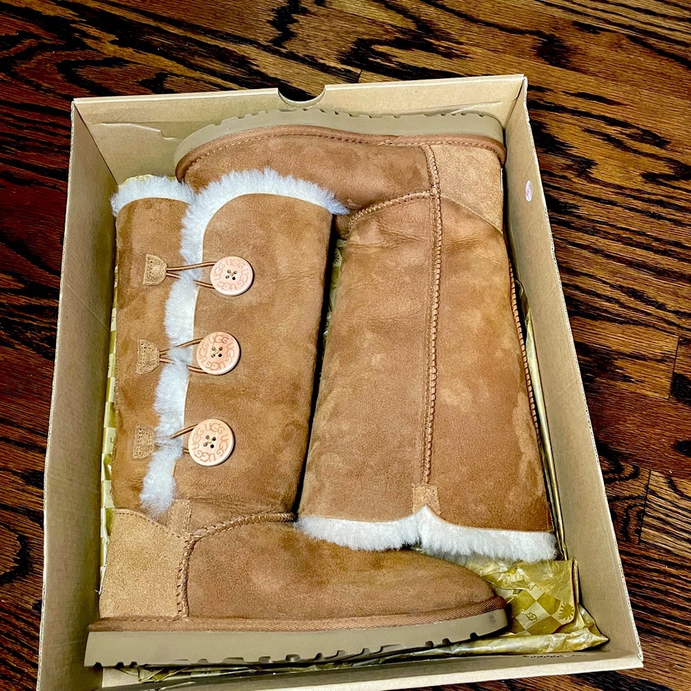 UGG Bailey Button PRISTINE